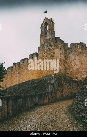 Mura del Castello al XII secolo Convento di Tomar costruita dai Cavalieri Templari - Tomar, Portogallo - Patrimonio mondiale UNESCO Foto Stock