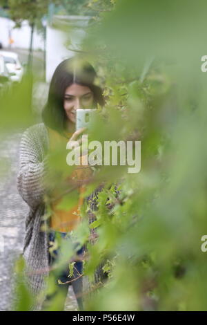 Ragazza sorridente sul focus Foto Stock