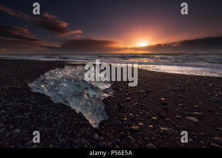 Blocchi di ghiaccio al diamante beach in Islanda Foto Stock