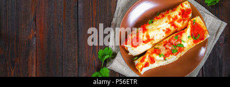 In casa enchiladas di pollo nel piatto su un tavolo di legno. Vista superiore Foto Stock