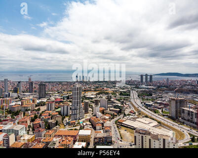 Antenna fuco vista di urbanizzazione non pianificata Istanbul Kartal Yakacik. Paesaggio urbano. Foto Stock