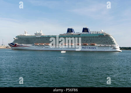 Southampton Docks, Inghilterra meridionale, Regno Unito. P & O Cruises nave Britannia su Southampton acqua. In corso dal suo posto di ormeggio Foto Stock