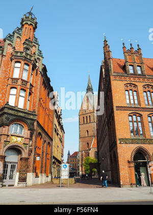 Strada pedonale con i tradizionali nord europeo di palazzi in mattoni rossi , portando la Marktkirche di Hannover, Germania Foto Stock