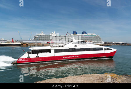 Città Quay, Southampton, England, Regno Unito, 2018, un' isola di Wight traghetto veloce lasciando il terminale in Southampton dock Foto Stock