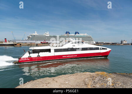 Città Quay, Southampton, England, Regno Unito, 2018, un' isola di Wight traghetto veloce lasciando il terminale in Southampton dock Foto Stock