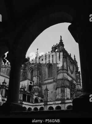 Tomar, Portogallo - 10 Giugno 2018: facciata del Convento di Cristo con la sua famosa intricati finestra manuelina in medievale castello dei Templari di Tomar, Portu Foto Stock