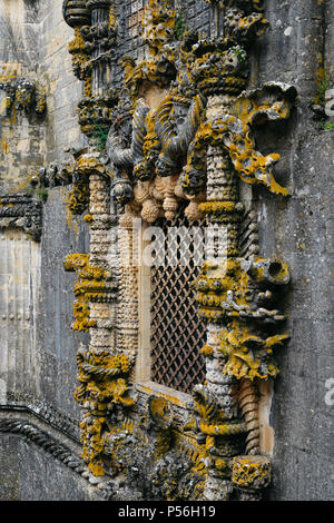 Tomar, Portogallo - 10 Giugno 2018: facciata Convento di Cristo con la sua famosa intricati finestra manuelina in medievale castello dei Templari di Tomar, Portogallo Foto Stock