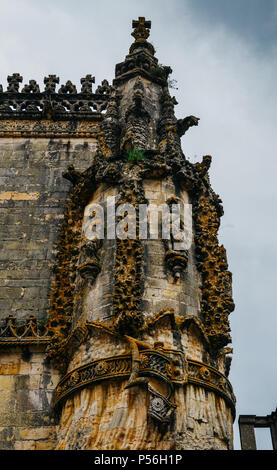 Tomar, Portogallo - 10 Giugno 2018: facciata Convento di Cristo con la sua famosa intricati finestra manuelina in medievale castello dei Templari di Tomar, Portogallo Foto Stock