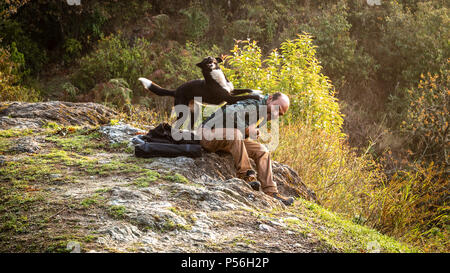 Aprile 23,2018. Il Sikkim,l'India. Un uomo non identificato giocando con il suo cane al mattino presto. Foto Stock