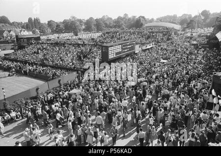 Wimbledon Tennis Championships. La folla immensa mill intorno ai campi da tennis su questa calda giornata estiva nel 1975 Foto scattata il 25 giugno 1975 Foto Stock