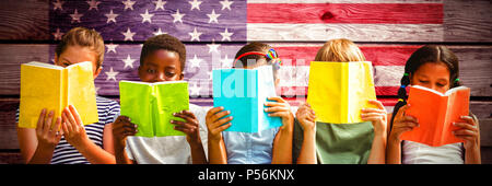 Immagine composita dei bambini la lettura di libri in posizione di parcheggio Foto Stock