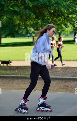 Giovane donna pattinaggio in linea, Hyde Park, London, Regno Unito Foto Stock