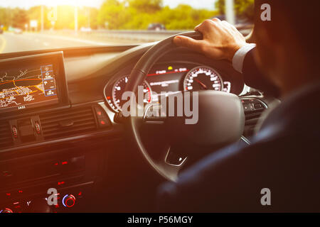 Close-up del volante e il sistema di navigazione Foto Stock