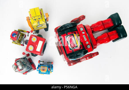 Concetto del supporto tecnico; merita una squadra di robot vintage che fissa la grande testa di robot Foto Stock