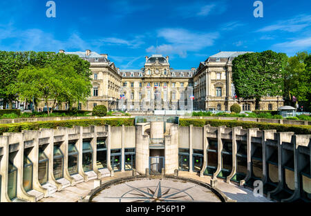 Anfiteatro e la prefettura di Lille in Piazza della Repubblica. Lille, Francia settentrionale Foto Stock