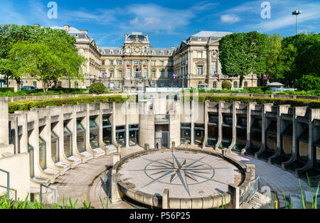 Anfiteatro e la prefettura di Lille in Piazza della Repubblica. Lille, Francia settentrionale Foto Stock