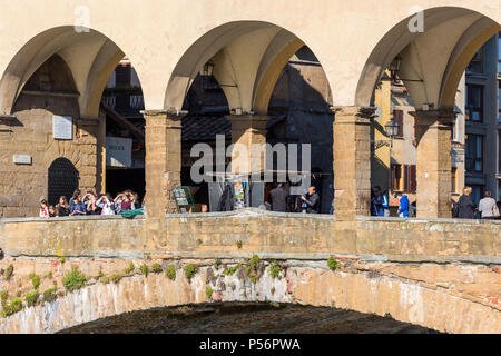 Visitatori presso il Ponte Vecchio a Firenze Foto Stock