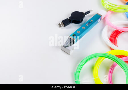Filamenti di plastica colorati arcobaleno con penna 3d posa su bianco nuovo  giocattolo per bambini dipinti e figure 3d con le proprie mani