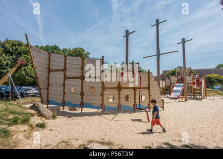 I bambini che giocano nel parco giochi a Clewer Memorial massa di ricreazione in Windsor, Berkshire, Regno Unito Foto Stock