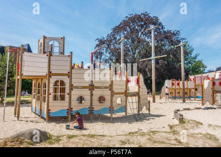 I bambini che giocano nel parco giochi a Clewer Memorial massa di ricreazione in Windsor, Berkshire, Regno Unito Foto Stock