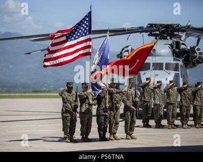 Una multinazionale di protezione di colore compreso di Marines con scopi speciali Air-Ground Marine Task Force - Comando Sud e un esercito honduregno soldato presente dei colori durante una cerimonia di apertura su Soto Cano Air Base, Honduras, per contrassegnare l'inizio di SPMAGTF-SC la distribuzione in America Latina e nei Caraibi, 11 giugno 2018, 11 giugno 2018. I marines e i marinai di SPMAGTF-SC condurrà la cooperazione in materia di sicurezza la formazione e i progetti di ingegneria a fianco di partner nazione le forze militari in America Centrale e America del Sud durante la loro distribuzione. L'unità è anche in standby per fornire assistenza umanitaria un Foto Stock