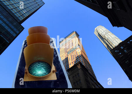 Immagine ravvicinata del semaforo su verde Foto Stock