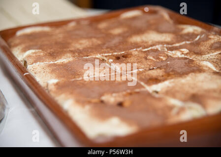 Close-up di un dolce italiano, tiramisù. Fotografato in un close-up su un tavolo. Foto Stock