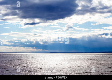 Nuvole sopra il fiume. Terribile sopra la cappa di piombo acqua. Foto Stock