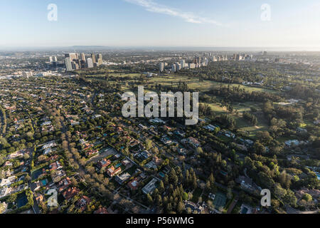 Vista aerea di Beverly Hills strade residenziali a Century City e Westwood dall'alto in background in Los Angeles in California. Foto Stock