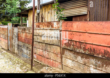 San Juan del Obispo, Guatemala - Giugno 25, 2017: ferro corrugato recinto nel villaggio nei pressi di città coloniale & UNESCO World Heritage Site di Antigua Foto Stock