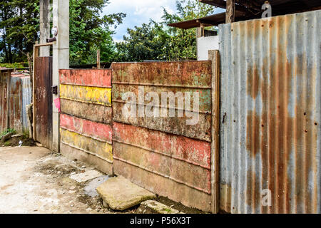 San Juan del Obispo, Guatemala - Giugno 25, 2017: ferro corrugato recinto nel villaggio nei pressi di città coloniale & UNESCO World Heritage Site di Antigua Foto Stock