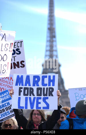 Marzo 24, 2018 - Parigi, Francia: punteggi dei Francesi e Americani si radunano il Trocadero, di fronte alla torre Eiffel, a sostegno dell'US 'arch per la nostra vita". Il rally arriva come centinaia di migliaia di americani sono impostati per protestare contro la violenza pistola a Washington DC e attraverso gli Stati Uniti. Manifestazione d'Americains et de Francais si oppone a la vente libre des armes a feu aux Etats-Unis sur l'esplanade du Trocadero, en soutien a la 'Marco per la nostra vita' organisee ˆ Washington. *** Nessuna vendita A MEDIA FRANCESI *** Foto Stock