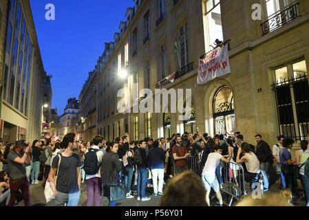 Aprile 19, 2018 - Parigi, Francia: gli studenti si riuniscono in assemblea generale a Sciences Po. Non c'era abbastanza spazio per tutti gli studenti e molti hanno dovuto attendere all'esterno. Sciences Po, una scuola di elite dal quale presidente Emmanuel Macron graduata, viene bloccato da studenti contrari al governo della politica dell'istruzione. Des etudiants se rassemblent a l'exterieur de Sciences Po tandis qu'l' interieur se tient une assemblee generale qui reconduit le blocage de l'Ecole. *** Nessuna vendita A MEDIA FRANCESI *** Foto Stock