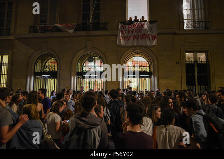 Aprile 19, 2018 - Parigi, Francia: gli studenti si riuniscono in assemblea generale a Sciences Po. Non c'era abbastanza spazio per tutti gli studenti e molti hanno dovuto attendere all'esterno. Sciences Po, una scuola di elite dal quale presidente Emmanuel Macron graduata, viene bloccato da studenti contrari al governo della politica dell'istruzione. Des etudiants se rassemblent a l'exterieur de Sciences Po tandis qu'l' interieur se tient une assemblee generale qui reconduit le blocage de l'Ecole. *** Nessuna vendita A MEDIA FRANCESI *** Foto Stock