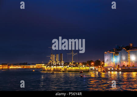 Il famoso cruiser "Aurora" di San Pietroburgo, la notte bianca. Foto Stock