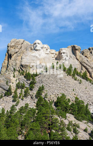 Il monte Rushmore natonal memorial, STATI UNITI D'AMERICA. Giornata di sole e cielo blu. Il layout verticale. Foto Stock