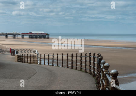 Tranquilla estate mattina sul lungomare in Lancashire località balneare di Blackpool, Lancashire, Regno Unito con il molo nord in vista Foto Stock