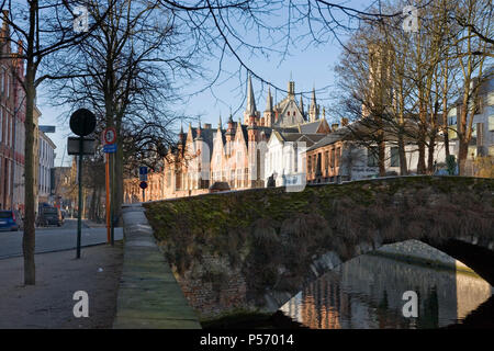 Meebrug: un antico ponte di pietra sul canal Groenerei in fondo Meestraat, Brugge, Belgio Foto Stock