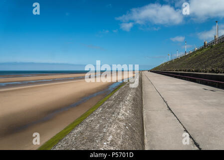 Tranquilla estate mattina sul lungomare in Lancashire località balneare di Blackpool, Lancashire, Regno Unito Foto Stock