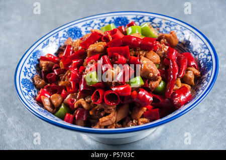 Sauté di pollo tagliato a dadini con Peperoncino Foto Stock