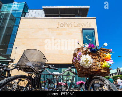 John Lewis Cambridge - colorata Biciclette parcheggiate fuori John Lewis department store nel centro di Cambridge Regno Unito Foto Stock