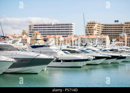 Marina con lussuosi yacht e barche a vela a Vilamoura, Quarteira, Algarve, PORTOGALLO Foto Stock