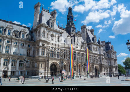 Municipio, l'Hotel de Ville con bandiere arcobaleno per la celebrazione del Gay Pride 2018, Parigi, Francia, Europa Foto Stock