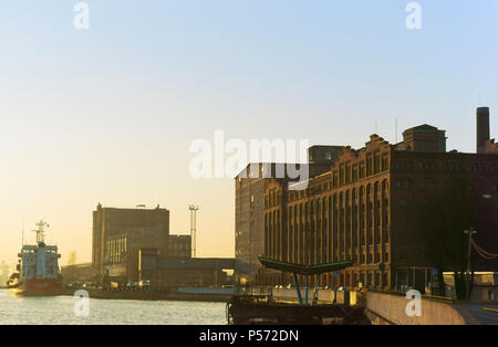 Kaliningrad, Russia, 21 dicembre 2016. Porto marittimo sul Mar Baltico. Porta Сommercial. Gru portuali e macchinari. Foto Stock