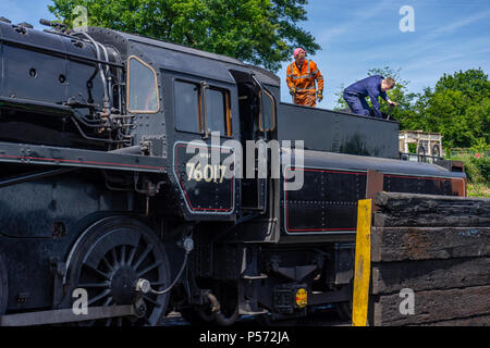Locomotiva a vapore BR '4MT' 2-6-0 n. 76017 soprannominato "ogul' a Ropley stazione ferroviaria, metà Hants heritage railway, Hampshire, Inghilterra, Regno Unito Foto Stock
