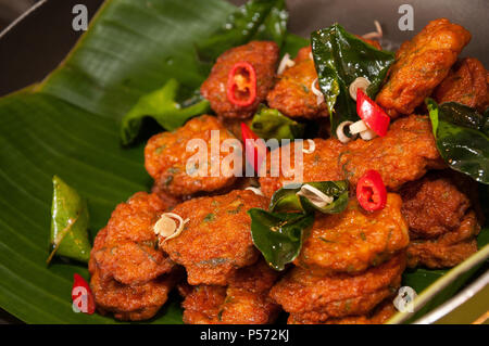 Piccante di pesce fritto torta (Tod Mun Pla) Foto Stock