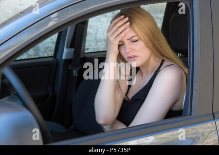 Donna del dolore in auto Foto Stock