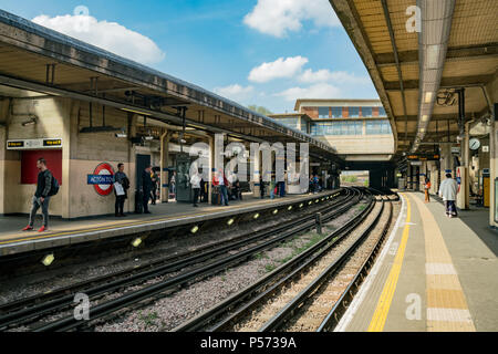 Londra, 14 APR: platform di Acton Town il Apr 14, 2018 a Londra, Regno Unito Foto Stock