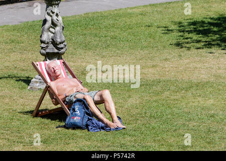 Bath, Regno Unito, 25 Giugno, 2018. Come bagno gode di un altro calda e soleggiata giornata un uomo seduto nella vasca da bagno's Parade Gardens è raffigurato approfittando del bel tempo e il sole caldo, forecasters prevedono che il clima caldo proseguirà anche nella prossima settimana. Credito: lynchpics/Alamy Live News Foto Stock