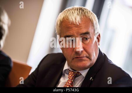 Giugno 25, 2018 - Monaco di Baviera, Germania - Ludwig Spaenle. Il nuovo Antisemitismus Beauftragter (l'Antisemitismo Commissario) Ludwig Spaenle ha visitato la Kultusgemeinde Israelische (israeliano Congregazione culturale di Monaco di Baviera) per contrassegnare l'inizio del suo ruolo. Anche sul lato fu Charlotte Knobloch, l ex Presidente del Consiglio centrale degli ebrei in Germania (Zentralrat der Juden in Deutschland) e l'attuale Vice Presidente del Congresso Ebraico Europeo e il Congresso ebraico mondiale. Negli ultimi anni la Germania ha visto aumentare l'antisemitismo con la salita del mainstreaming e di estrema destra dello spettro. Foto Stock